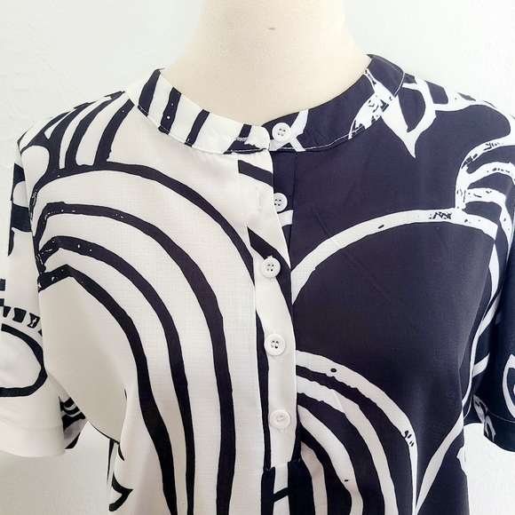 Noracora Black & White Abstract Print Faces Top, Short Sleeve, Size Small, NWT - Picture 4 of 10